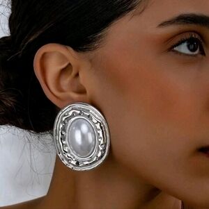 NEW! Classy Elegant Retro Silver and White Pearl Oval Post Earrings